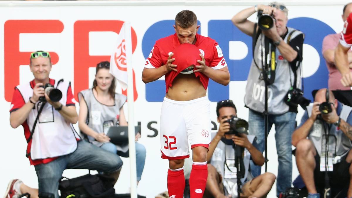 Ein Kuss für den Ball: Pablo de Blasis bringt Mainz 05 schon früh gegen Hoffenheim in Führung. Es folgt eine Geste als Symbol für den nahenden Nachwuchs. SPORT1 zeigt die Bilder des 2. Spieltags