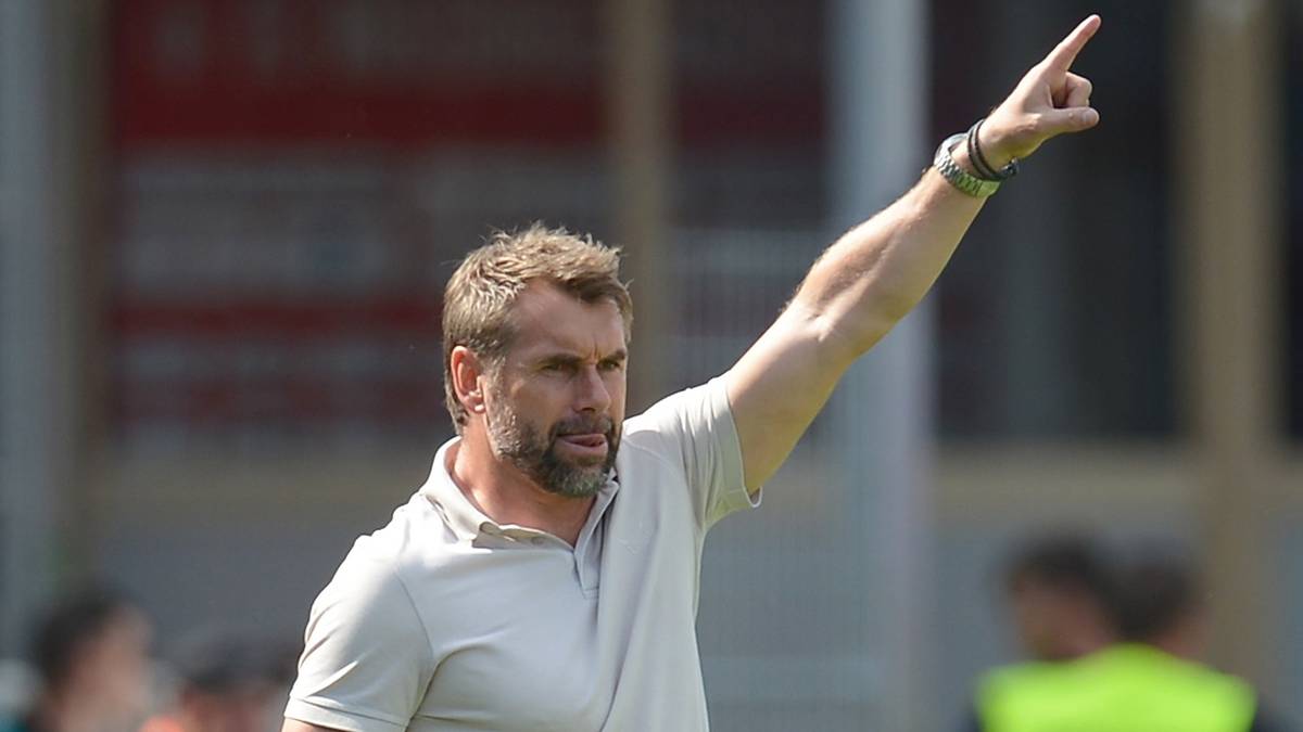 BERND HOLLERBACH (ABWEHR): Der fränkische Hamburger hielt seine eisenharten Knochen ebenfalls für St. Pauli und den HSV hin. Als Trainer aber feierte er in seiner Heimat den größten Erfolg. Aufstieg mit den Würzburger Kickers in die Zweite Liga