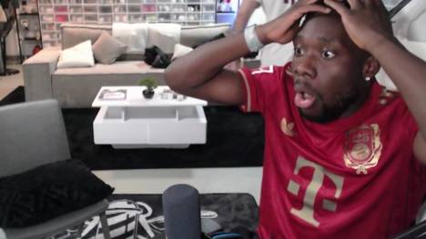 Alphonso Davies schaut das Spiel des FC Bayern in Leipzig wegen seiner Verletzung aus dem Streaming-Zimmer. Er erlebt eine Achterbahnfahrt der Gefühle.