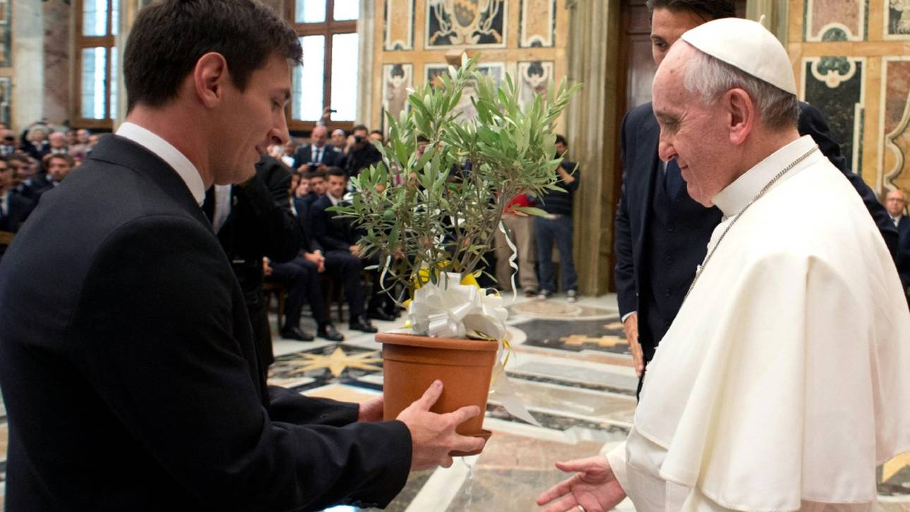 Papst und Messi tauschen Trikots