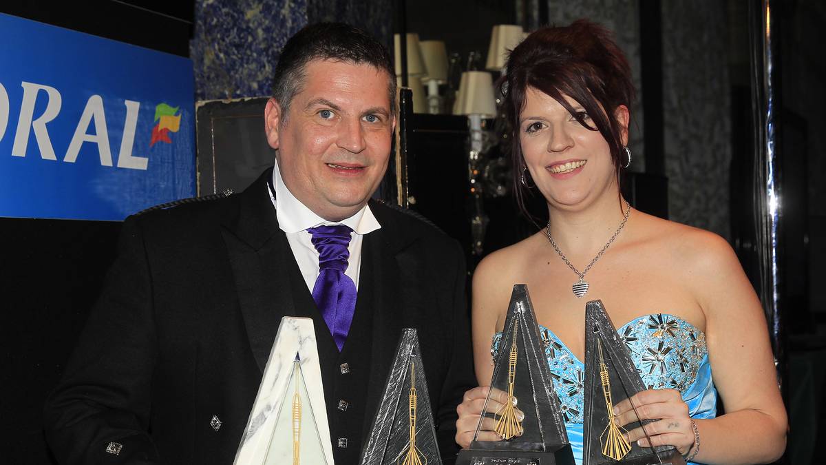 Das ist aber nicht seine einzige Auszeichnung. Unter anderen bekommt er diese Auszeichnung auch von den Fans. Partnerin Rachel hilft beim Tragen