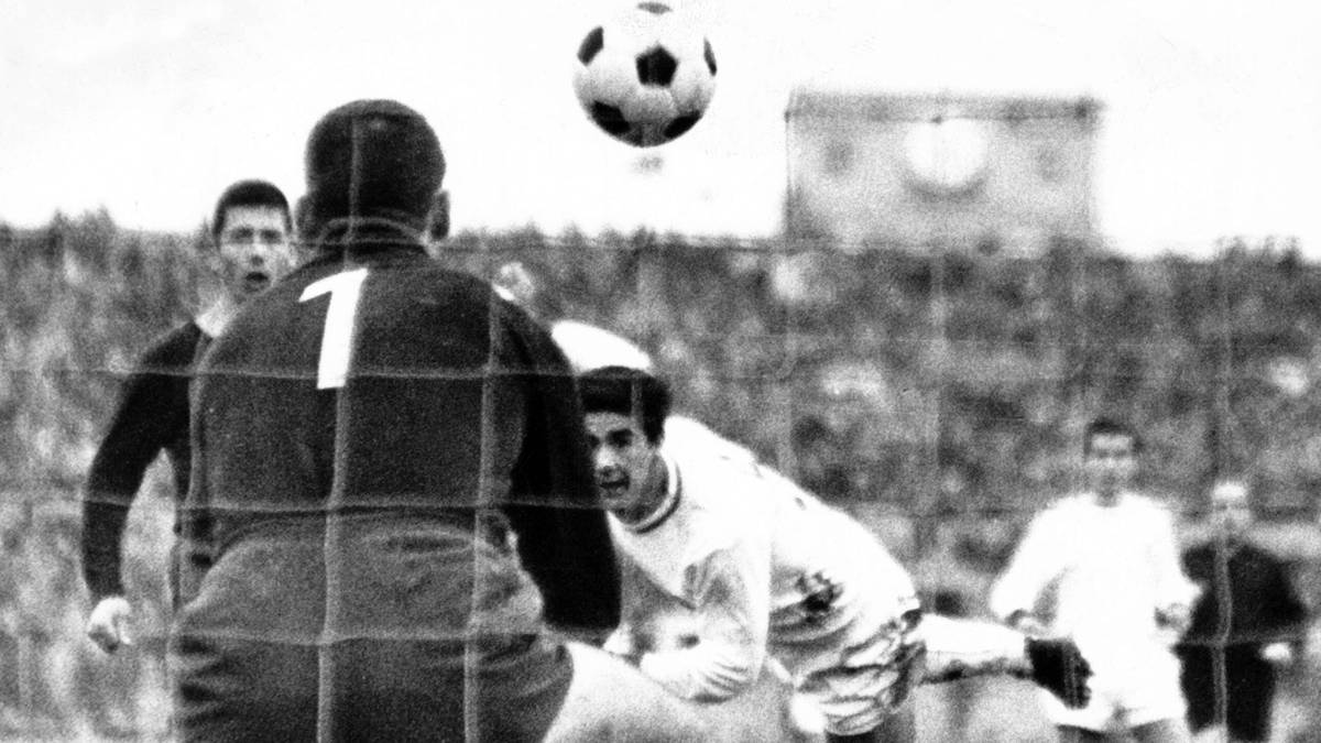 Nachdem Müller in der Jugend seines Heimatvereins in der Saison 1962/1963 als 17-Jähriger angeblich 180 der insgesamt 204 Treffer erzielt, werden sowohl der FC Bayern als auch Lokalrivale 1860 München auf ihn aufmerksam