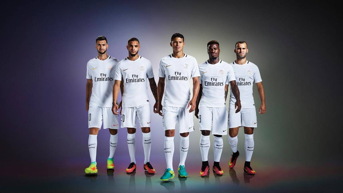 Von schwarzen zu weißen Auswärtstrikots wechselt Frankreichs Meister Paris. Die Farbe soll laut Verein eine Homage an Paris, das auch als die "Stadt des Lichts" bezeichnet wird