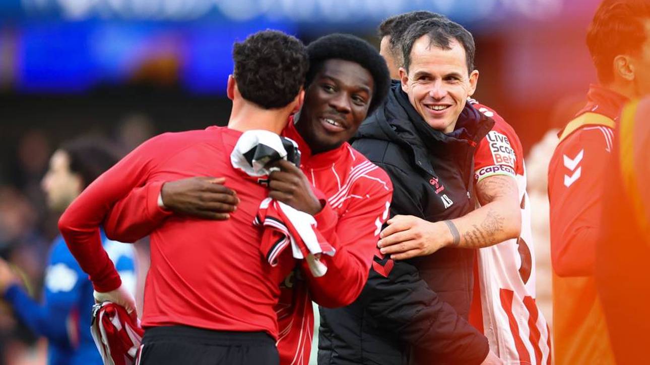 Régis Le Bris (r.) freute sich über den Sunderland-Sieg an der Stamford Bridge 