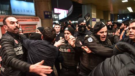 Bei der Ankunft von Arda Turan in Istanbul kommt es zu Schlägereien zwischen Fans und der Polizei