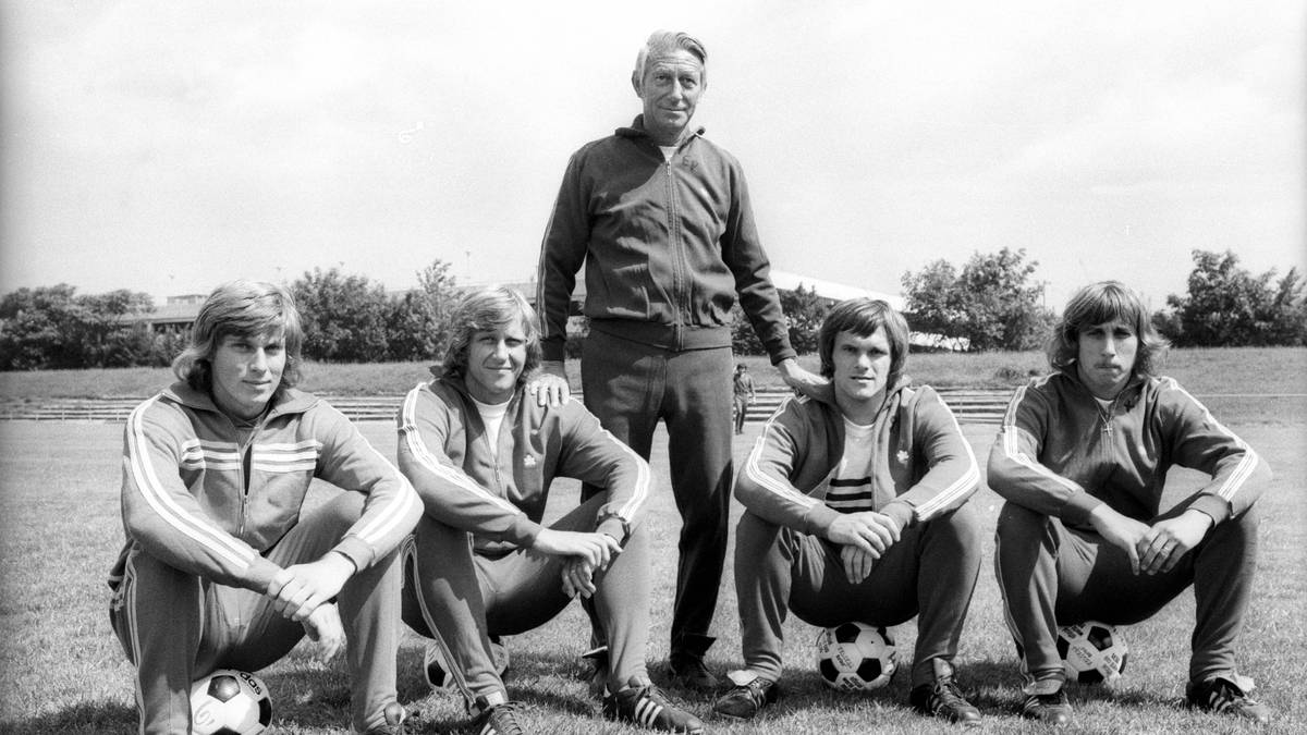 1974/75 - VFB STUTTGART: Trainer Hermann Eppendorf präsentiert vor Saisonbeginn seine Zugänge. Doch auch die können den Abstieg nicht verhindern. Nur zwei Jahre später sind die Schwaben wieder erstklassig. Einmal geht es für den VfB noch einmal in die zweite Liga: 2015/16. Die Abstinenz dauert aber nur ein Jahr 