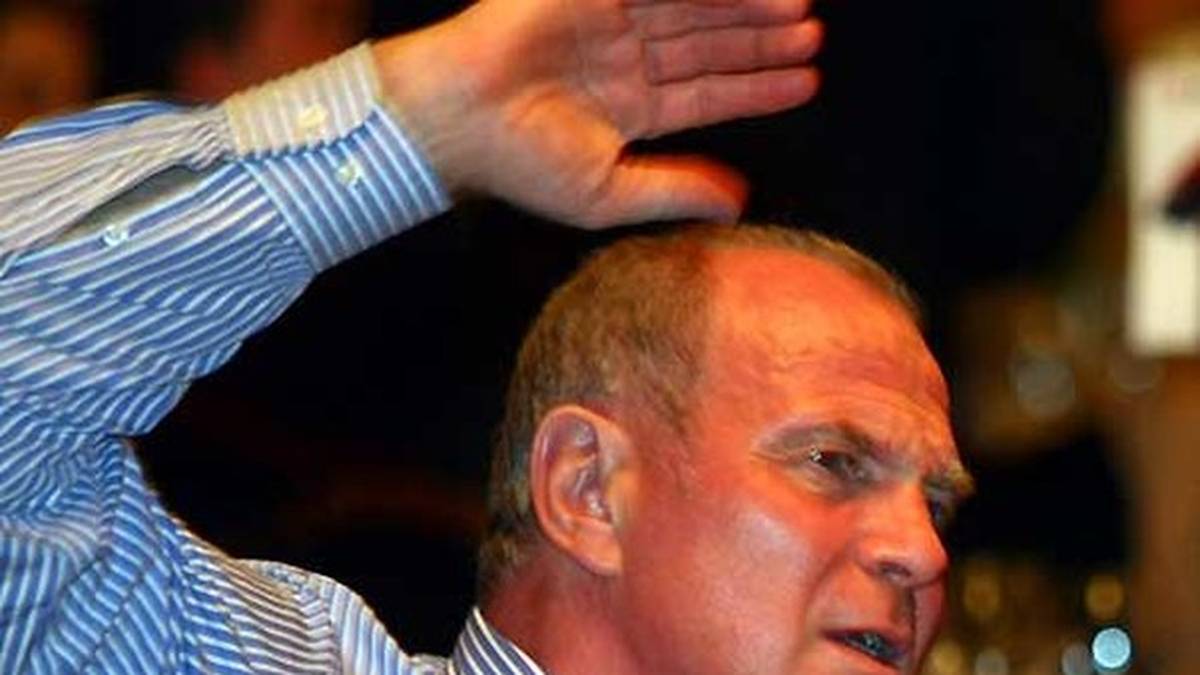 Weitere ausgetauschte Nettigkeiten: Hoeneß nennt Lemke einmal "Volksverhetzer", der ihn wiederum "Totengräber des deutschen Fußballs" - wegen Bayerns Angewohnheit, der Konkurrenz die Spieler wegzukaufen, nicht zuletzt einige auch aus Bremen