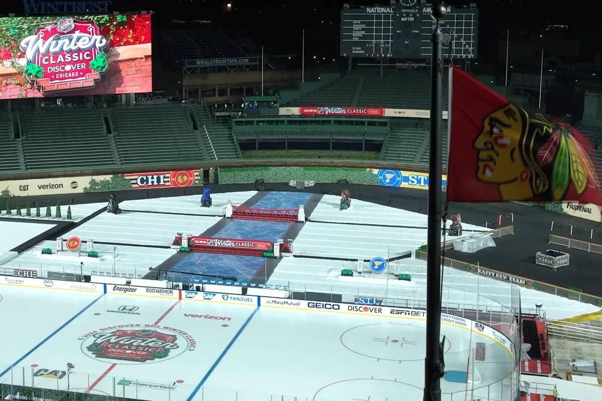 Zum Jahresabschluss sorgt die NHL für ein Freiluft-Highlight: Die Chicago Backhawks um Lukas Reichel empfangen die St. Louis Blues im Wrigley Field zum Winter Classic. Die Stadionvorbereitungen sind fertig und spektakulär.