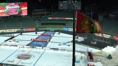 Zum Jahresabschluss sorgt die NHL für ein Freiluft-Highlight: Die Chicago Backhawks um Lukas Reichel empfangen die St. Louis Blues im Wrigley Field zum Winter Classic. Die Stadionvorbereitungen sind fertig und spektakulär.