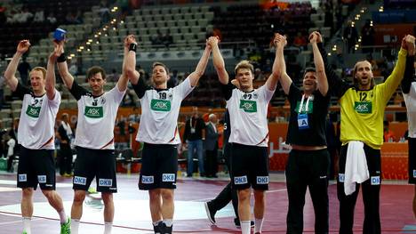 Die deutschen Handballer feiern den Einzug ins Feld des Olympia-Qualifikationsturniers 