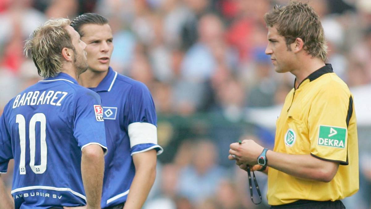 In der ersten Runde des DFB-Pokals 2004/2005 verpfeift dann Schiedsrichter Robert Hoyzer absichtlich das Spiel des HSV in Paderborn. Die Hamburger fliegen raus, Toppmöller danach auch. Noch heute sieht Toppmöller durch Hoyzer seine Karriere zerstört
