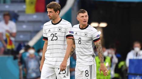 Thomas Müller (l.) und Toni Kroos haben nun mehr Länderspiele auf dem Buckel als Franz Beckenbauer