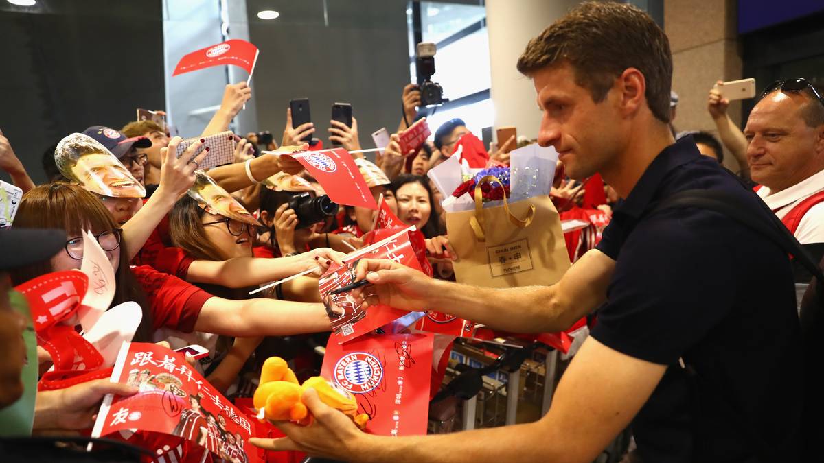 Müller bedankt sich auf seine Weise für den Empfang und schreibt fleißig Autogramme