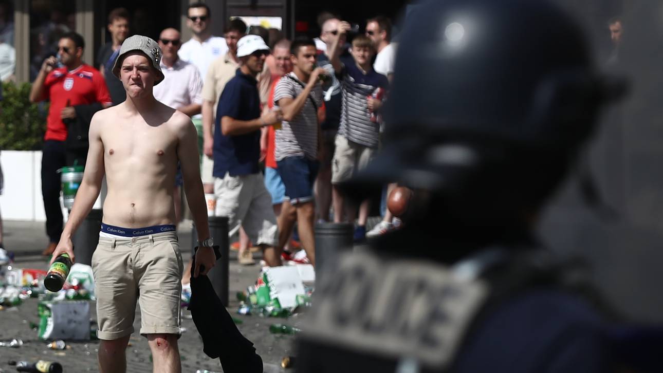 Englische Fans geben Russen Schuld