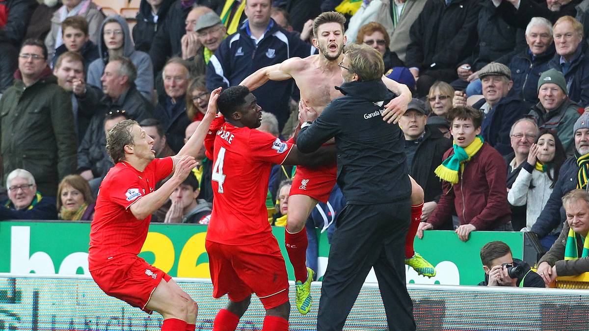 Der mittlerweile entblößte Lallana nimmt das Angebot an und springt seinem Coach direkt in die Arme