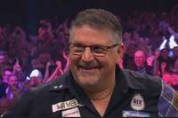 Das sieht man ganz selten! Gary Anderson trifft im Halbfinale des Grand Slam of Darts gegen Luke Littler dreimal das Bullseye - es bringt ihm jedoch nichts.