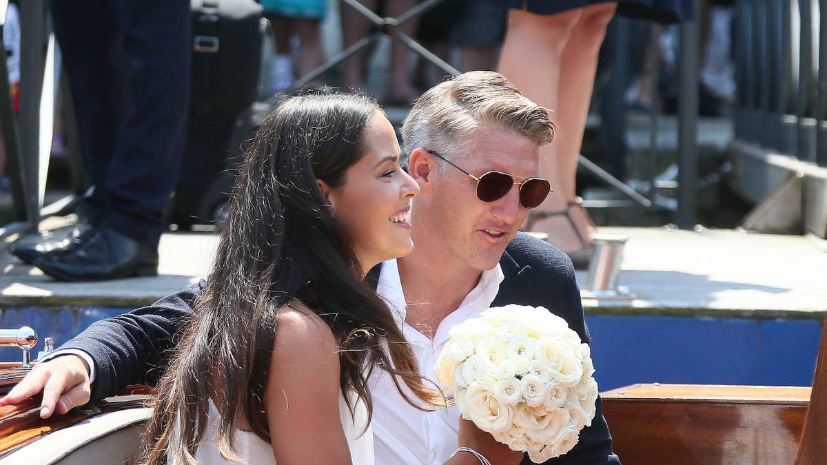 Ana hält den Brautstrauß fest in ihren Händen