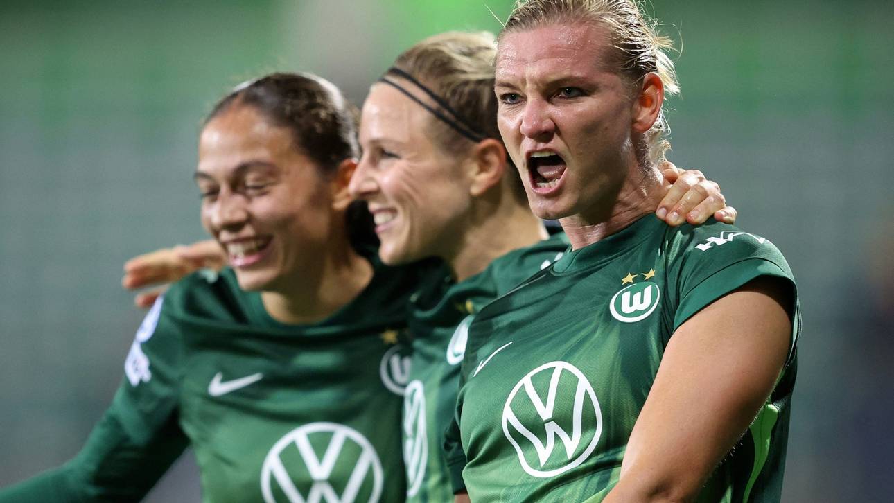 Popp (r.) trifft gegen PSG für Wolfsburg