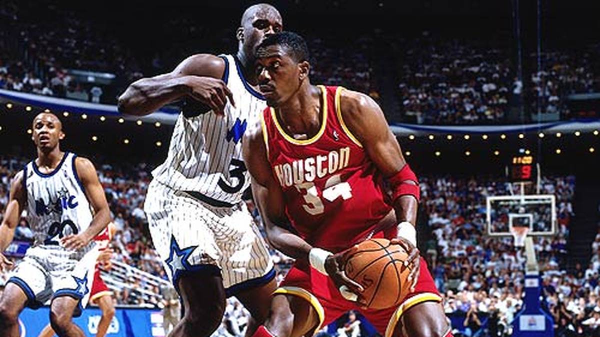 Der wohl beste Offensiv-Center seiner Zeit verpasst dem jungen Shaq mehr als einen seiner berühmten "Dream Shakes"