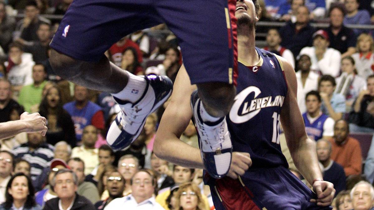 PLATZ 3: Begonnen hat alles vor langer Zeit: LeBron James ist ein Kind Clevelands, wird von den Cavaliers 2003 als Top-Pick gedraftet und reift in seiner Heimat zum Superstar