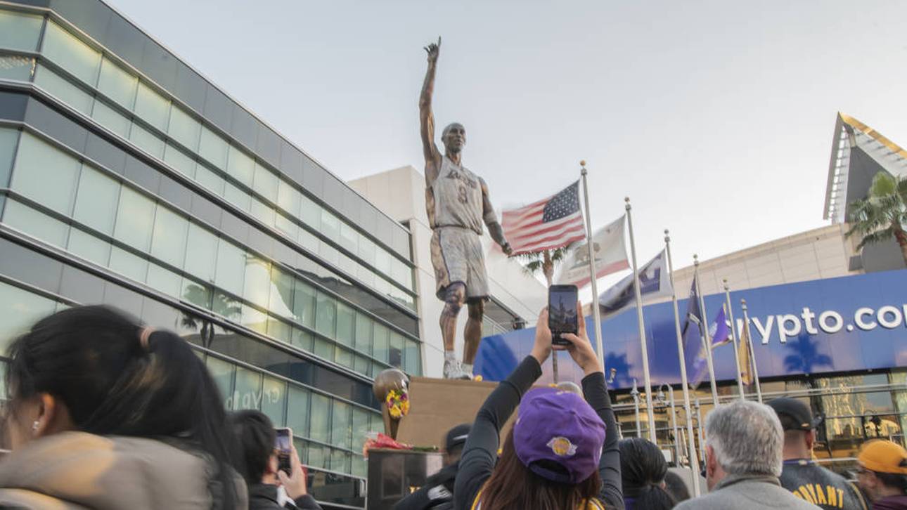 Vor der Crypto.com Arena ragt eine Statue zu Gedenken an Kobe Bryant