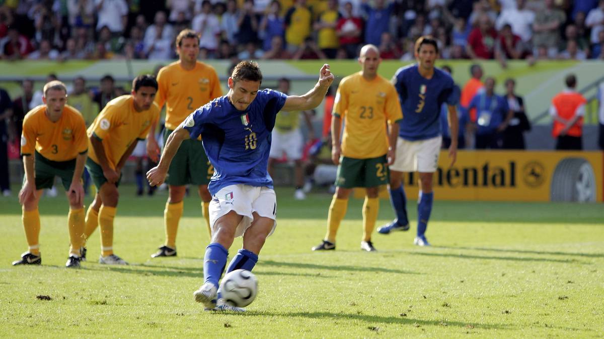 Ein Treffer, der den Weg zu seinem größten Titel ebnet: Im einzigen Spiel der WM 2006, in dem er nicht von Anfang an spielt, verwandelt er einen Last-Minute Elfmeter und bringt Italien gegen Australien in die nächste Runde