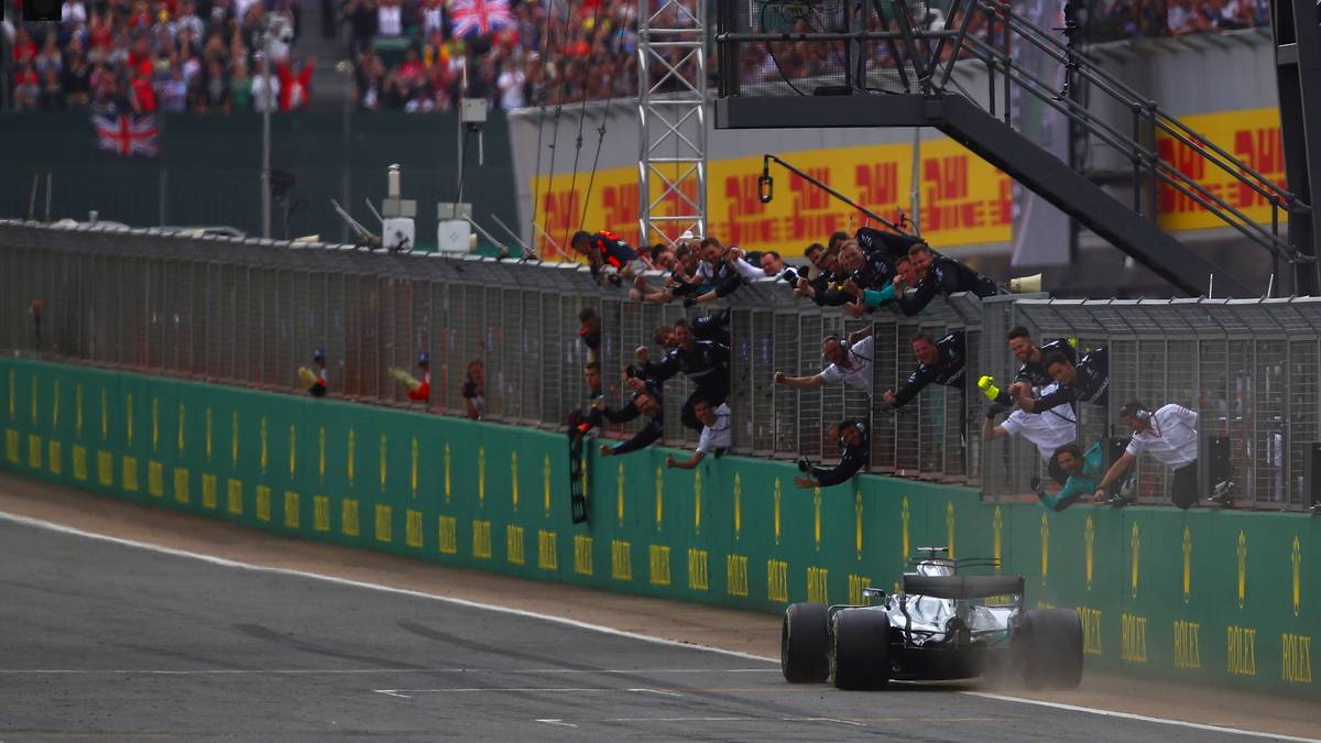 10. RENNEN, SILVERSTONE: Kaum werden Zweifel an seinem Nummer-1-Status bei Mercedes laut, schlägt Hamilton mit einer Machtdemonstration zurück. Mit einer halben Sekunde Vorsprung holt er sich die Pole. Ähnlich dominant rast er im Rennen zum Sieg. Da Vettel nach einem Reifenschaden in der vorletzten Rennrunde nur Siebter wird, liegt Hamilton nur noch einen Punkt zurück. WM-STAND: Hamilton - Vettel 176:177