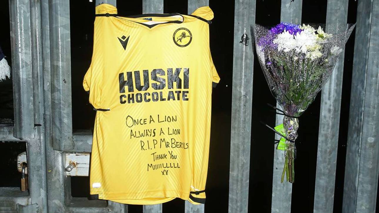 Vor dem Stadion haben Fans Andenken an den verstorbenen Klubbesitzer aufgehängt