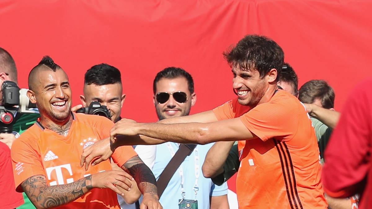 Vidal (l.) und Martinez flachsen während des Trainings