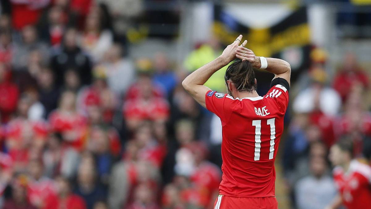 Doch die Freude der Fans währte nur kurz. Bei der nächsten Gelegenheit band sich Bale seine Haare wieder zusammen. Offenbar hat der 28-Jährige für alle Fälle Ersatz-Haargummis in seinem Stutzen versteckt