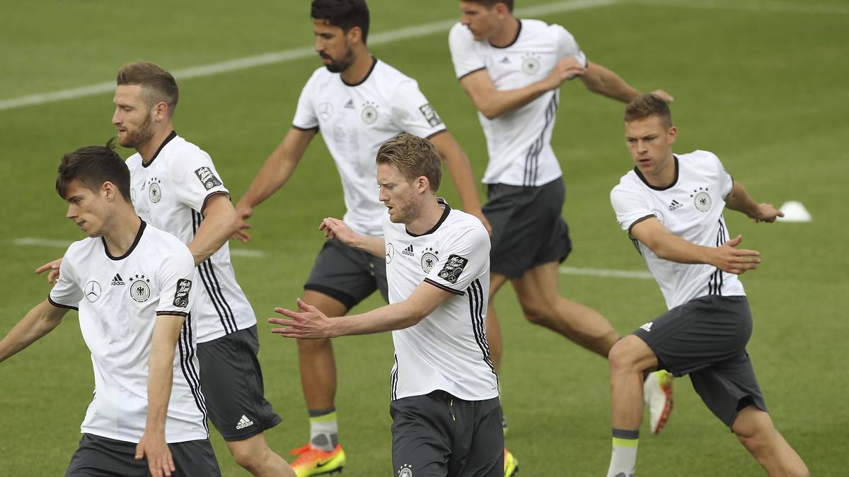 Die Youngster Julian Weigl (l.) und Joshua Kimmich (r.) legen sich ins Zeug, um den Sprung in den endgültigen Kader zu schaffen