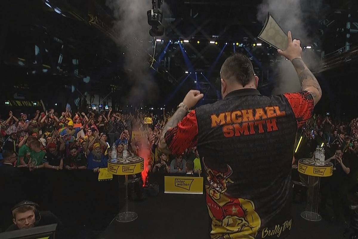 Weltmeister Michael Smith lässt Nathan Aspinall in einem spannenden Finale keine Chance und gewinnt den German Darts Grand Prix in München.