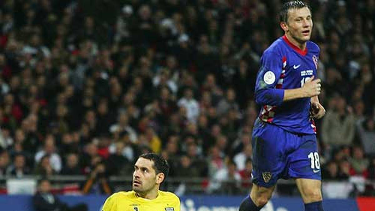 November 2007: Scott Carson würde sein Pflichtspiel-Debüt in der EM-Qualifikation wohl am liebsten nie erlebt haben. Der damals gerade von Liverpool an Aston Villa ausgeliehene Torwart patzt beim 2:3 gegen die Kroaten schwer, als Niko Kranjcar aus 30 Metern abzieht und der Schlussmann neben den einmal vor ihm aufsetzenden Ball greift. Die Folge: Kroatien siegt und England muss die EM 2008 abhaken