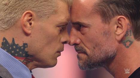 Cody Rhodes (l.) und CM Punk duellierten sich bei WWE RAW am Mikro