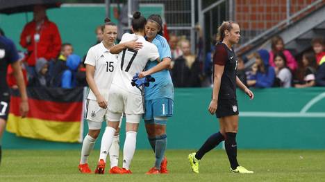 Die deutsche U19 der Frauen feiert gegen Spanien den zweiten Sieg