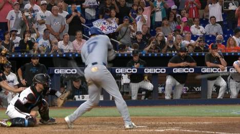 Der Baseball-Superstar Shohei Ohtani hat im Spiel der Los Angeles Dodgers bei den Miami Marlins möglicherweise einen Rekord für die Ewigkeit aufgestellt. Als erster Spieler in der Historie schaffte er in einer Saison 50 Homeruns und 50 Steals.