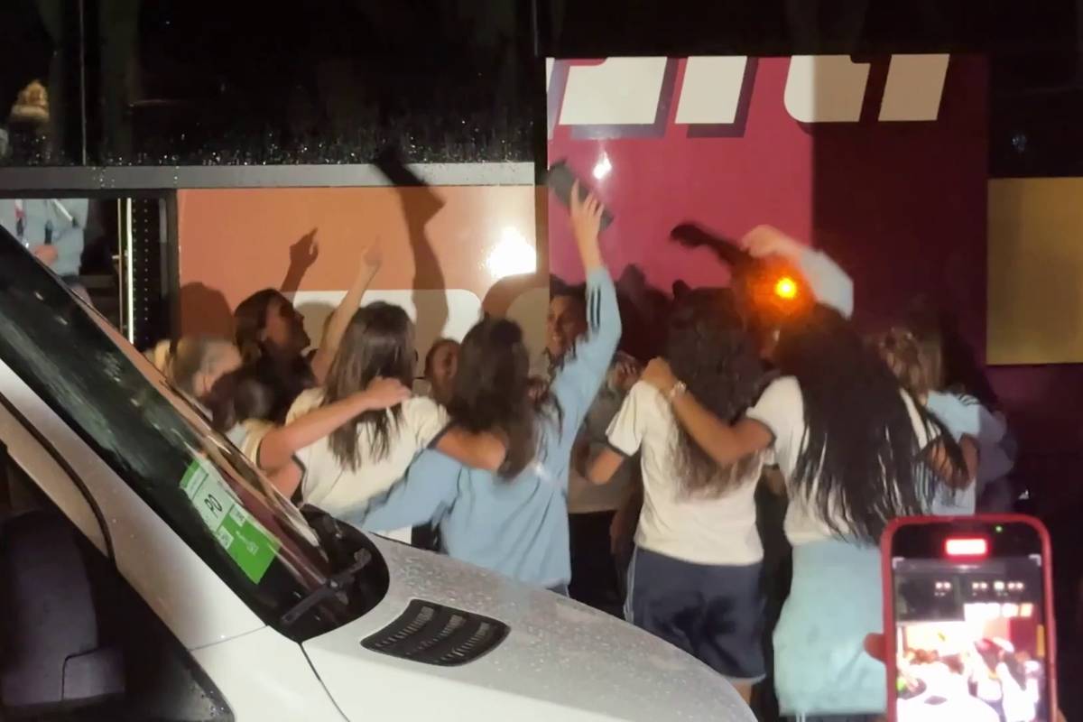 Spaniens Frauen besiegen Deutschland knapp in einem Overtime-Krimi. Nach dem Spiel feiern sie ihren Sieg unmittelbar neben dem Bus der DFB-Frauen.