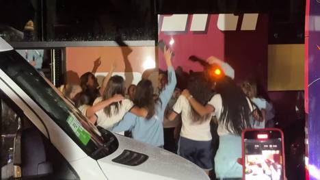Spaniens Frauen besiegen Deutschland knapp in einem Overtime-Krimi. Nach dem Spiel feiern sie ihren Sieg unmittelbar neben dem Bus der DFB-Frauen.