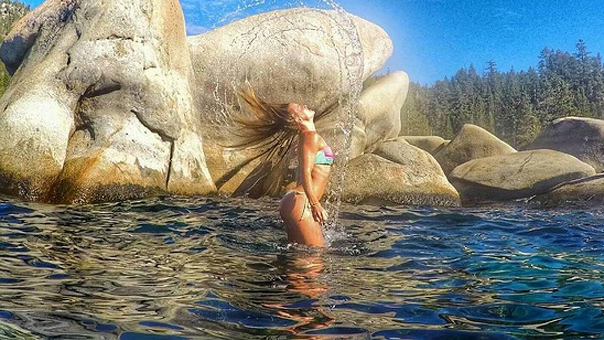 Die Wintersportlerin mag das Wasser genauso wie den Schnee