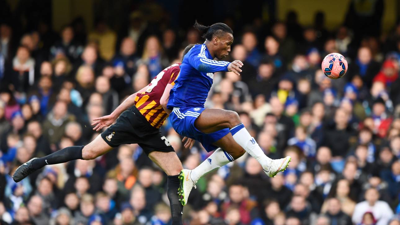 Didier Drogba im Zweikampf