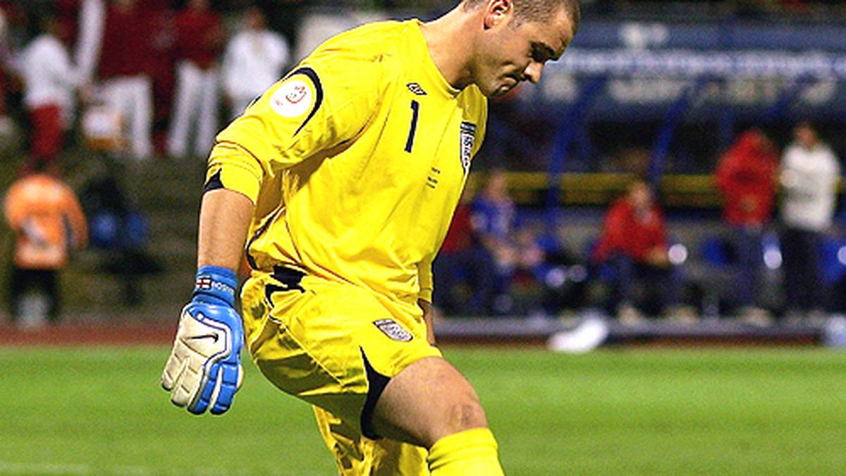 Oktober 2006: Paul Robinson erlebt eine ebenso peinliche Stunde - auch in der EM-Qualifikation und auch gegen Kroatien (0:2): Gary Neville spielt einen Rückpass, doch der Keeper säbelt dilettantisch über den Ball - und der hoppelt ins Tor