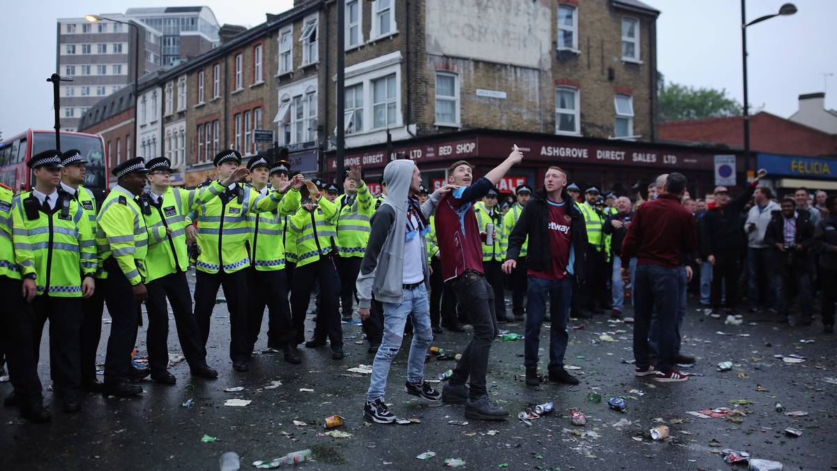 Gästetrainer Louis van Gaal sagte: "Es ist nicht das erste Mal, dass ich zertrümmerte Fenster sehe. Das ist nicht so schön. Es ist ein Teil des Jobs, muss ich sagen. Natürlich bringt das unseren Rhythmus durcheinander. Wie wir empfangen wurden, ist nicht die korrekte Art. Bei unseren Spielern gibt es jetzt viele Emotionen"