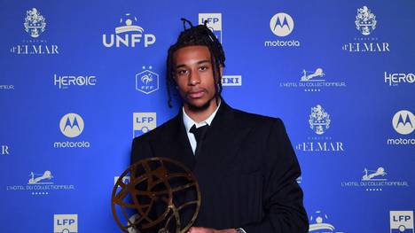 Bayern-Star Michael Olise wird in Paris für seine guten Leistungen geehrt. Von der französischen Fußballer-Gewerkschaft wird er zum besten französischen Fußballer im Ausland gekührt. 