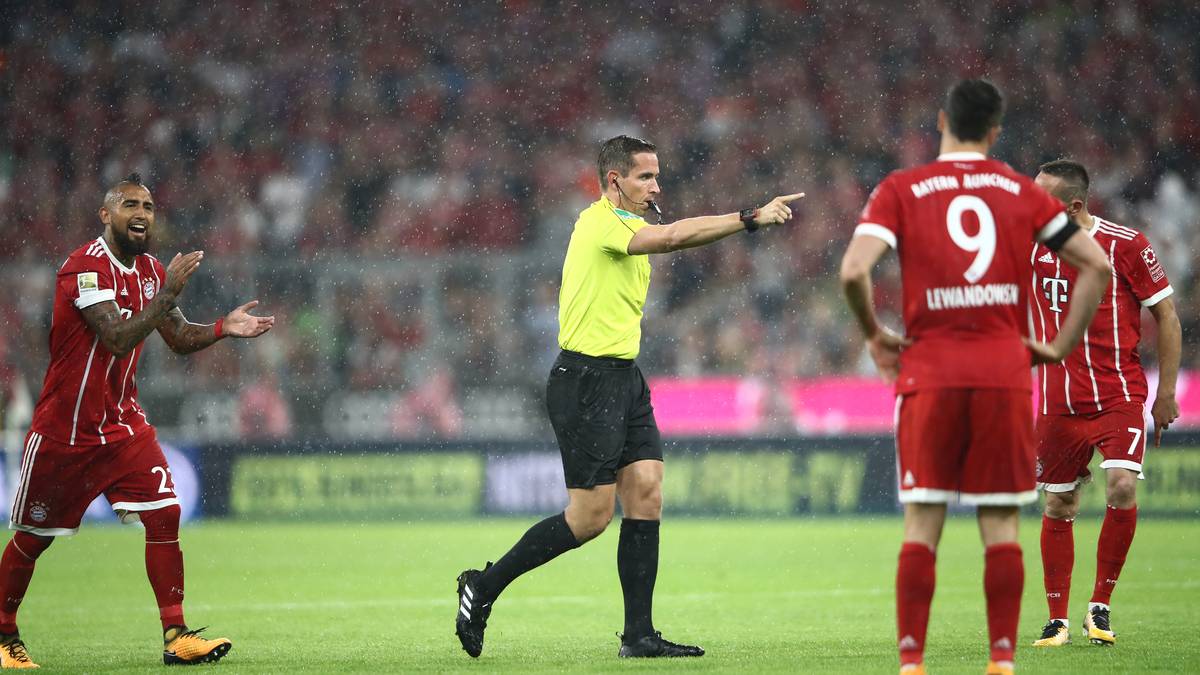 In der zweiten Halbzeit kommt es zu einer Premiere: Erstmals in der Bundesliga-Geschichte greift der Video-Assistent ins Spielgeschehen ein. Er sieht ein Foul des Leverkuseners Charles Aranguiz im Strafraum...