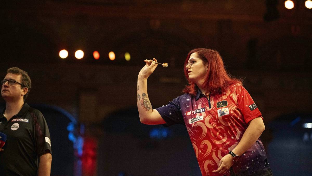 Erste Transfrau bei Darts-WM: Van Leuven schreibt Geschichte