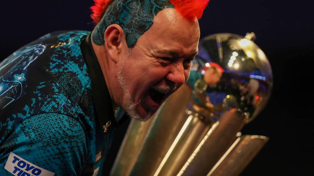 Das Bild sagt mehr als 1000 Worte. Mit seinem zweiten Geniestreich kürt sich Peter Wright erneut zum Krösus des Darts-Zirkus. Und wieder ist beim 7:5-Finalerfolg im Jahr 2022 Michael Smith der Unterlegene...