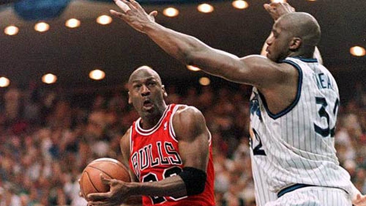 In den Playoffs gibt es wenige Monate zuvor gegen Michael Jordans Chicago Bulls allerdings nichts zu ernten. Der beste Spieler aller Zeiten schickt die Magic mit 4:0 in den Urlaub. "The Big Aristotle" weiß, es ist Zeit Orlando zu verlassen