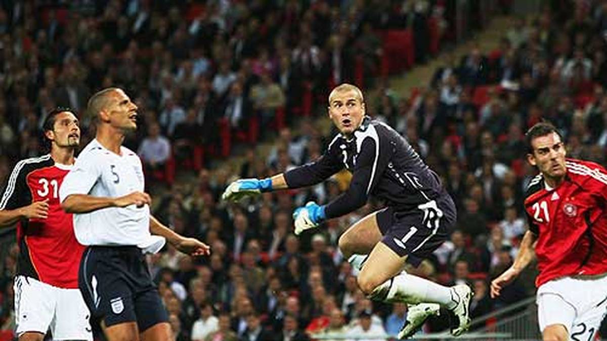 August 2007: Auch im 1:2-Freundschaftsspiel gegen Deutschland im Wembley-Stadion patzt Robinson folgenschwer, leistet sich beim Ausgleich einen kuriosen Schnitzer, indem er eine Flanke von Bernd Schneider unterschätzt und Kevin Kuranyi vor die Füße legt. Die britische Presse verspottet Robinson daraufhin als "Misses" Robinson