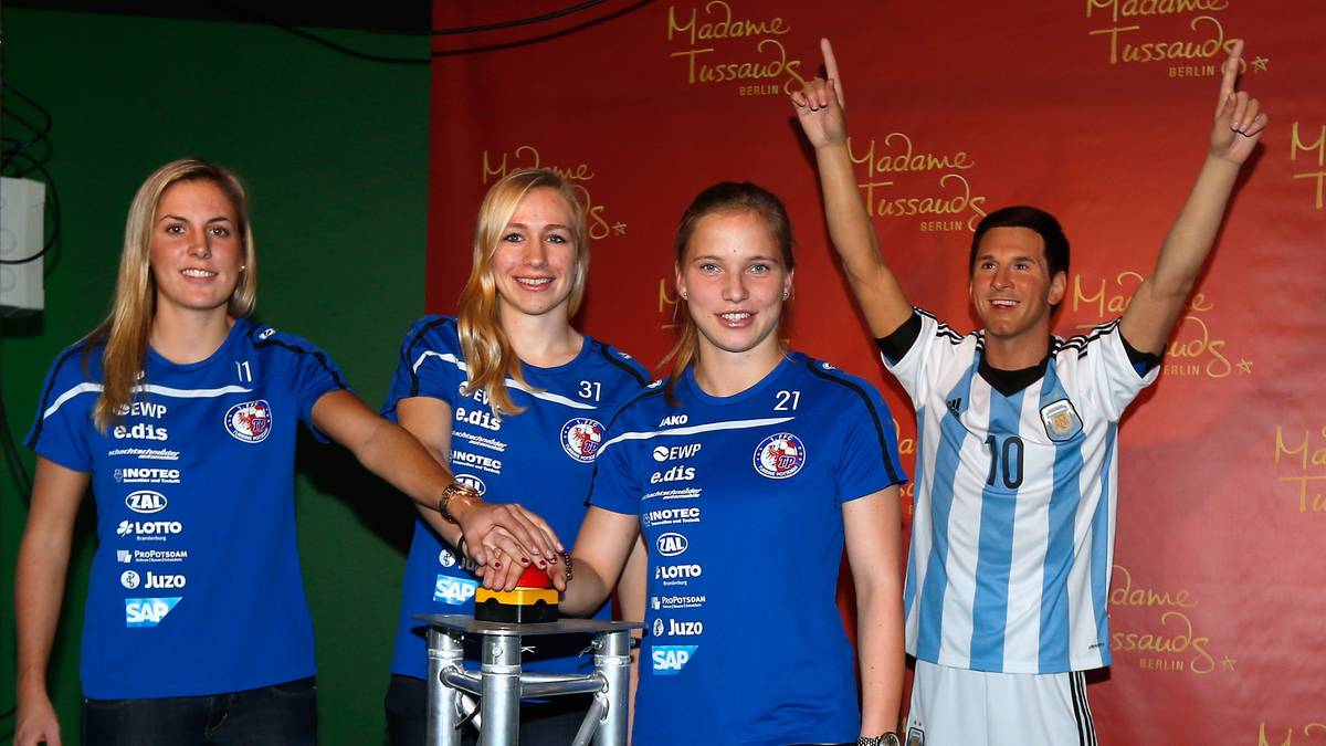 Die im April 19 Jahre alt gewordene Bremer ist das Küken im deutschen Team. Sie hatte gemeinsam mit Cramer (l.) und Kemme (r.) die Ehre, die Wachsfigur von Weltfußballer Lionel Messi in Berlin einzuweihen. Sie gilt als große Nachwuchshoffnung im Sturm