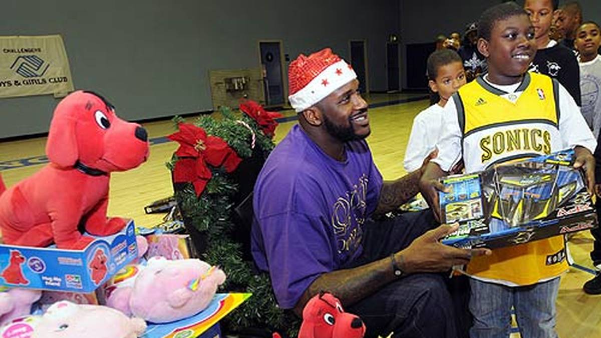 Der Shaq-o-laus bringt nebenbei auch allen braven Kindern Geschenke - auch wenn sie das falsche Trikot tragen